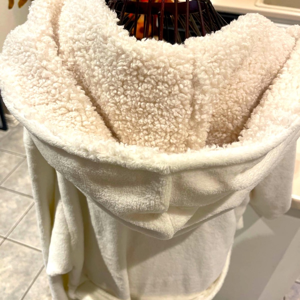 Robe (L) - Picture 10 of 11